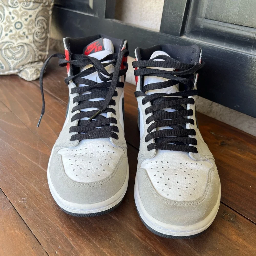 Nike Air Jordan 1 Retro High OG 'Light Smoke Grey’
